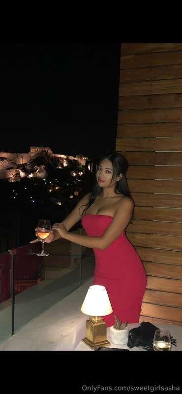 Hi I’m Sasha ✨aka Sasha the Sommelier 
Welcome to my Channel..