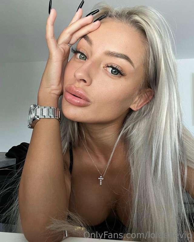 ## What do you like most about me?🙈 Dm me your answer and yo..