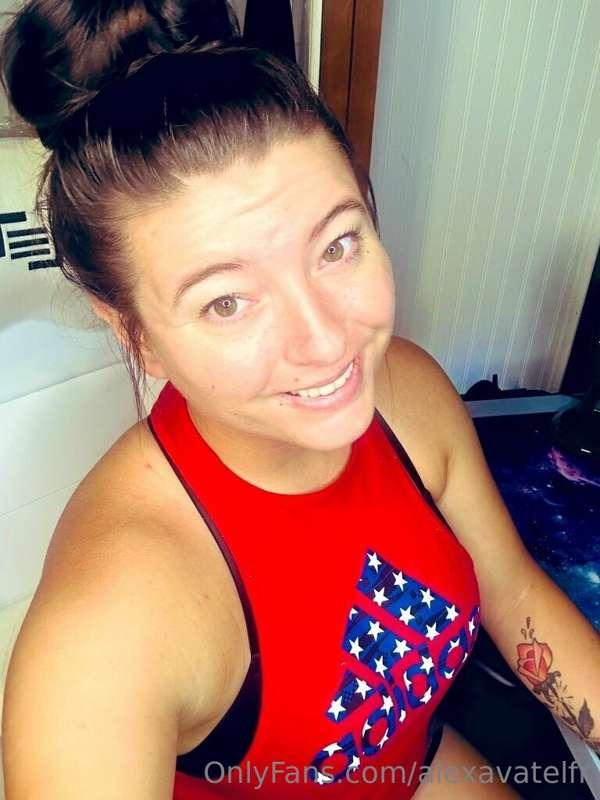 Happy Thursday!! Cum join my main page, and chat with me 🥰🥰 ..