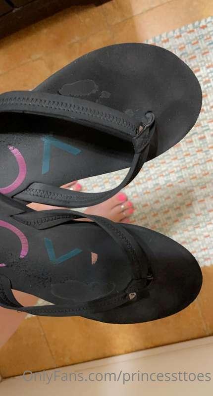 Very warn Roxy Flip Flops  - For Sale
If you buy them, they ..