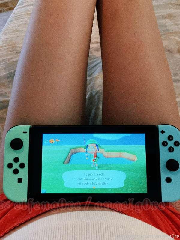 Guess who got a switch 🤧🤍 @elfeng0re