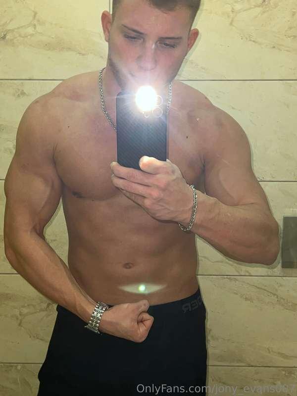 How about a selfie from u, honey😉?