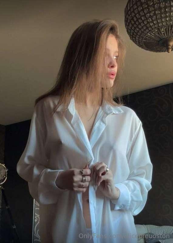 𝘎𝘳𝘦𝘦𝘵𝘪𝘯𝘨𝘴! 𝘐'𝘮 𝘓𝘪𝘯𝘢, 𝘺𝘰𝘶𝘳 𝘴𝘸𝘦𝘦𝘵𝘦𝘴𝘵 𝘭𝘢𝘥𝘺 ✨𝘉𝘦 𝘨𝘦𝘯𝘵𝘭𝘦 𝘢𝘯𝘥 𝘵𝘢𝘬𝘦 ..