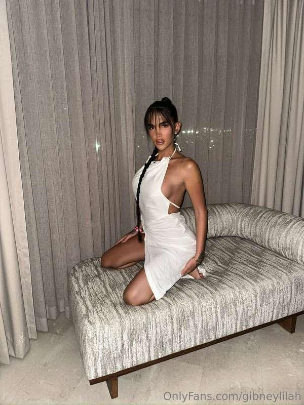 This dress says innocent, my pose says otherwise 💋