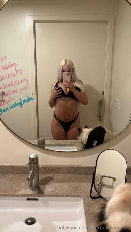 I'm online and HORNYY 🥵