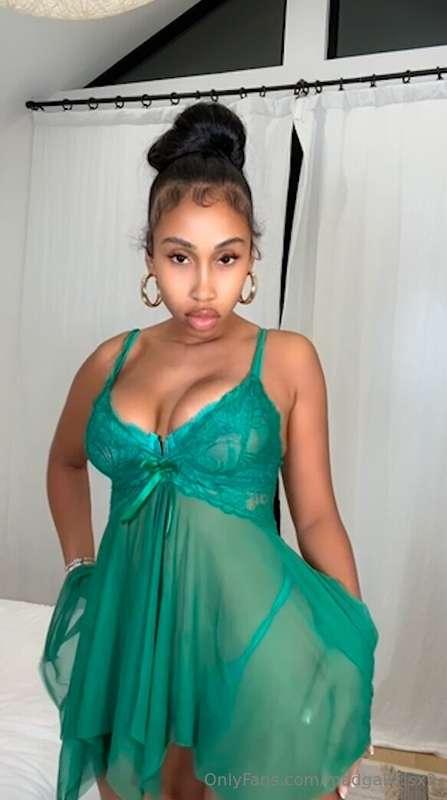 Will you let me squeeze that dick between these sexy tits? 😈