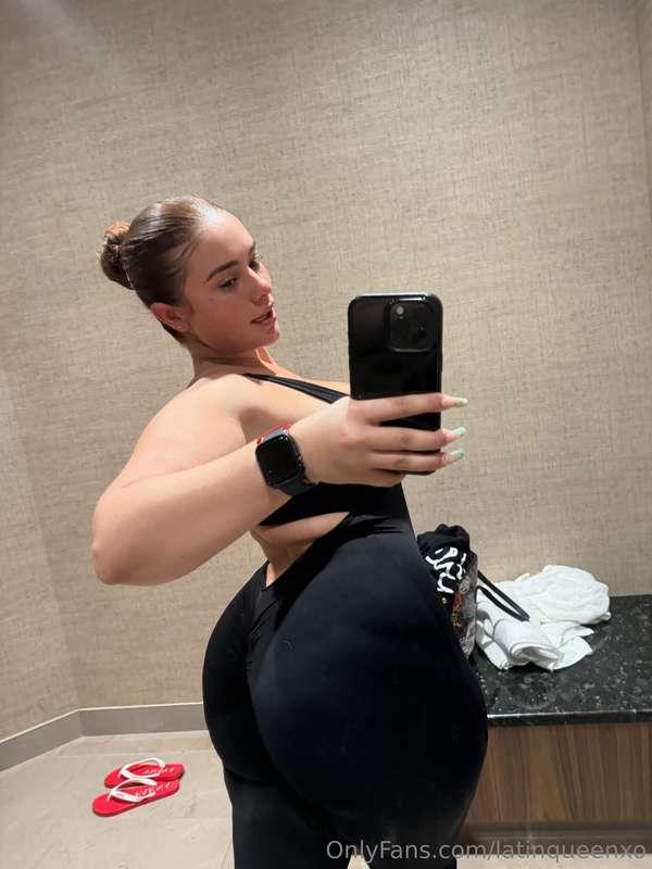don’t look at the caption... look at me 🙄🍑