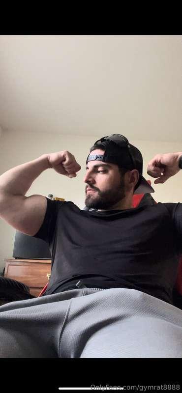 💪🏻🥵 if this post hits more than a 100 likes ill post nudes