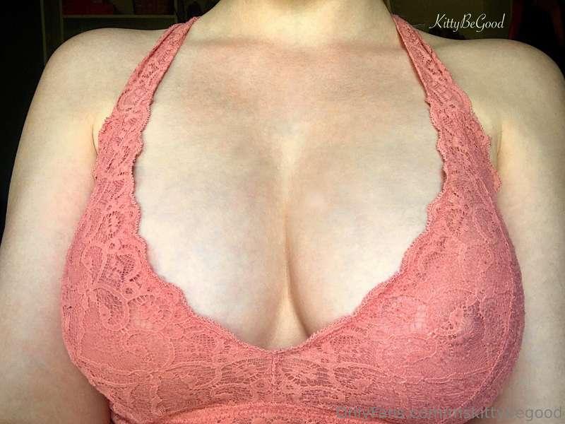 Happy Titty Tuesday 💋 Swipe to see me take off this bra 🔥
