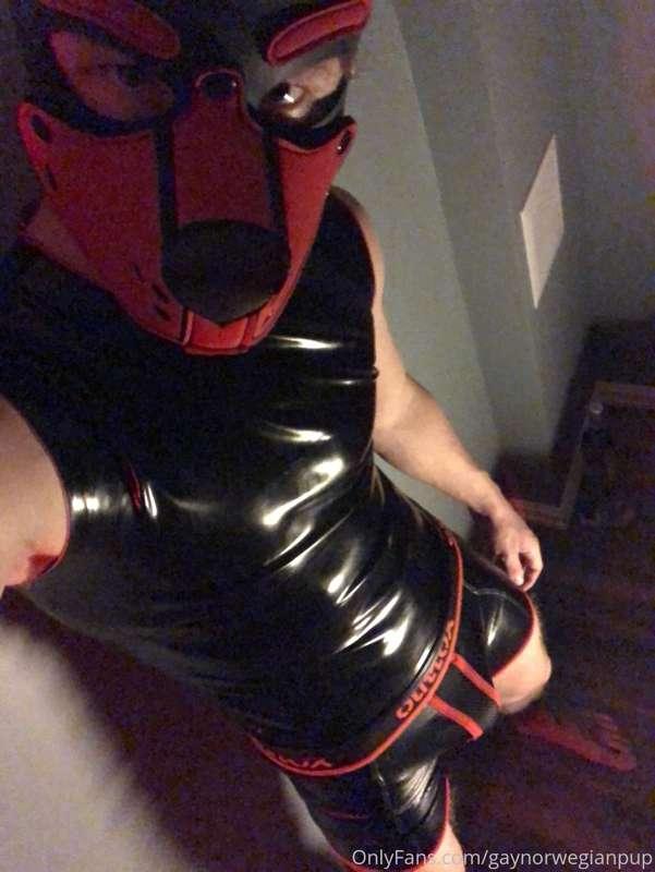 Who wants to touch my rubber body?😏🖤