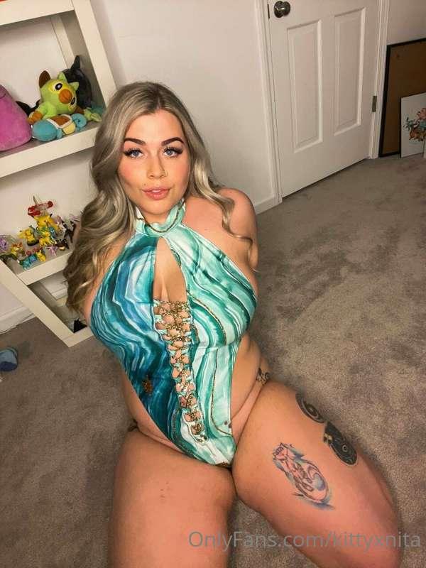 When my stepdaughter fucks her BOY toys she loves to record ..