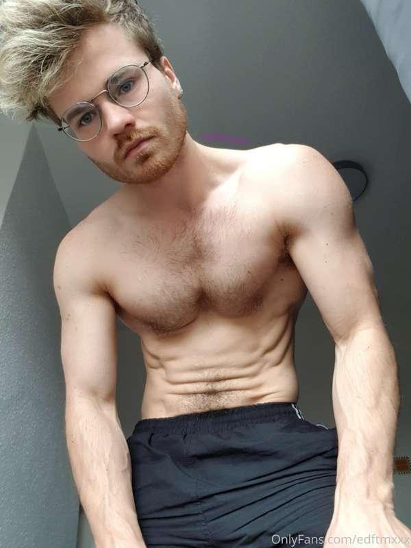 I need someone to lick my sweaty holes🐽👅