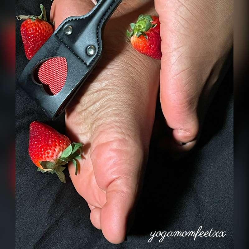 Yogamom played a little with strawberries and more... go ove..