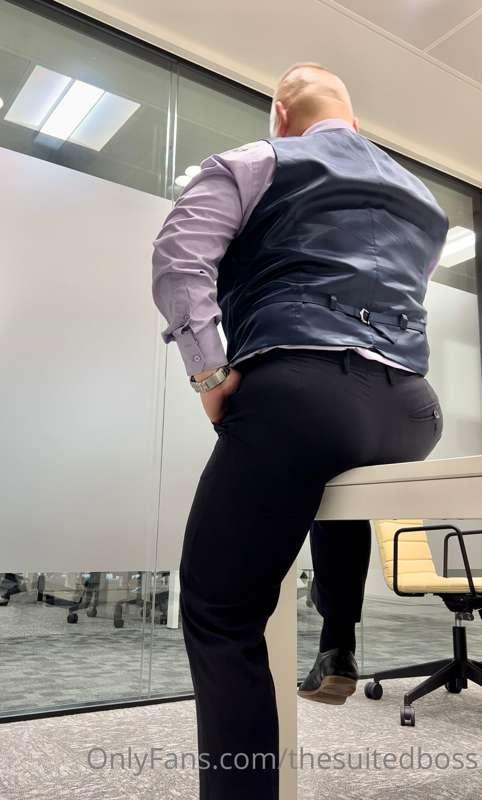 thesuitedboss image #0