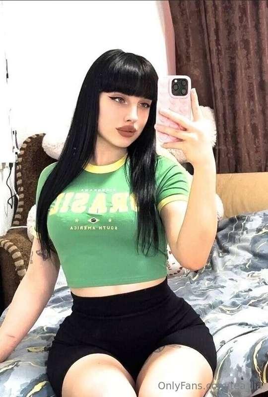 Hot brunette @xxnastyaxx really wants you to jerk off lookin..