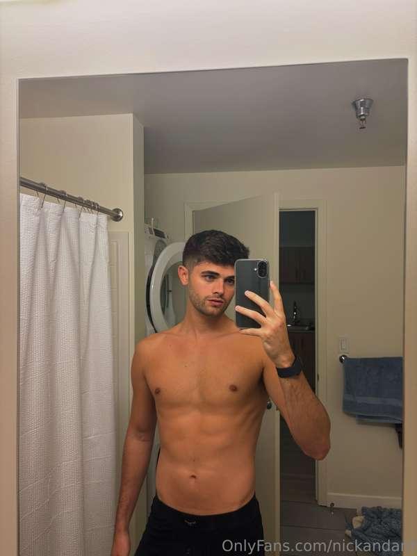 Nick is still asleep and I already hit the gym 🤣We’re back i..