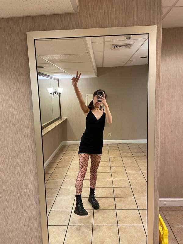 like 10 of my posts if you’d fuck me in this dress🤭