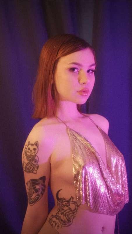 Hope your weekend is as golden as my titties 💖💖💖