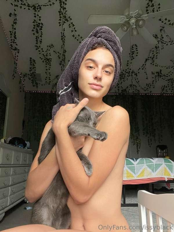 I love to cuddle my kitten 💗🐱
