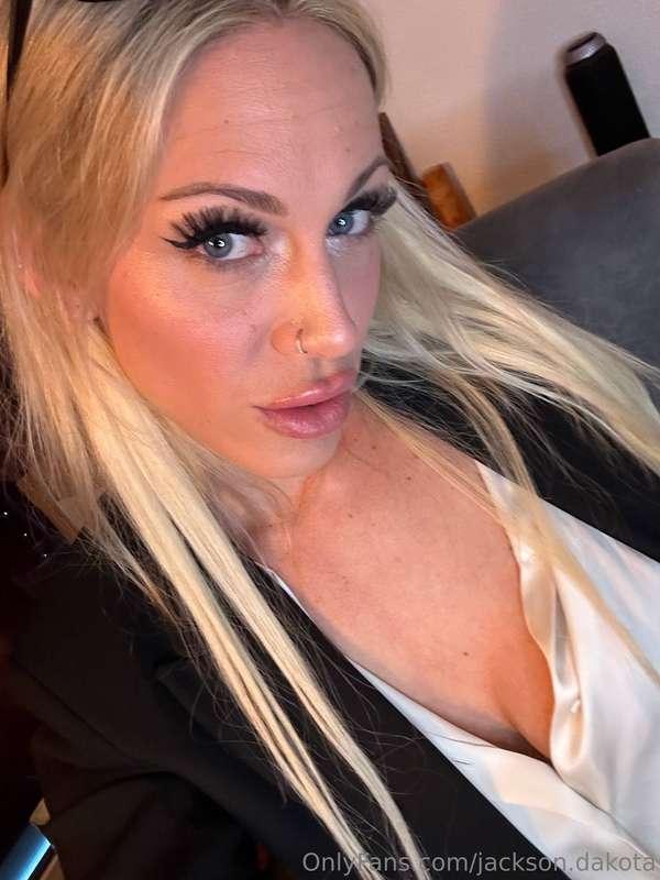 If I were your secretary, how would you react? 💋