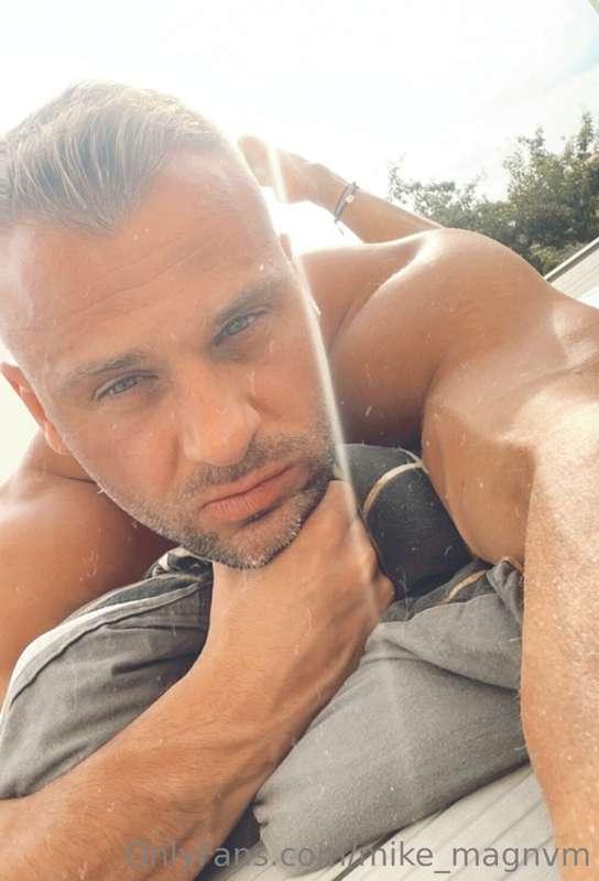Need someone to rub sun cream on my back😜
Who could do it fo..