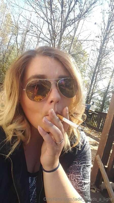 Throwback to 2019, I love smoking on cool fall days🖤