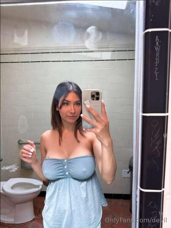 do I look good in this outfit? 
