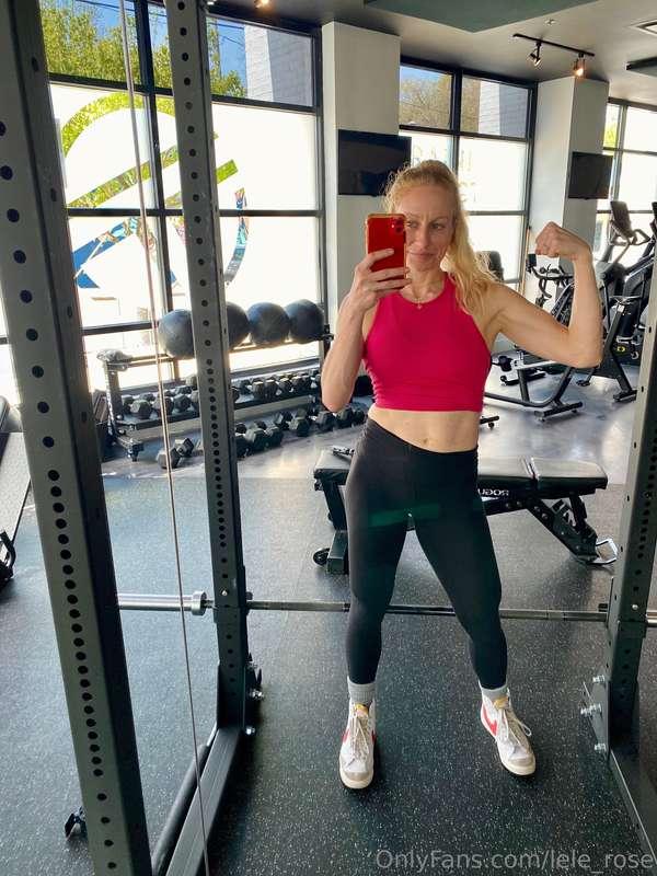 Leg day. Recording in the gym like a tool so you can watch m..