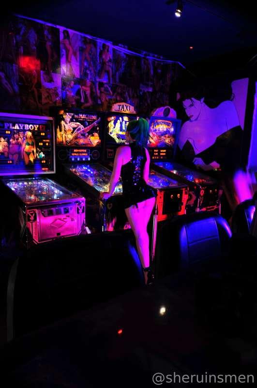 Pinballing my ultimate sci-fi fuck robot at my favourite bar..