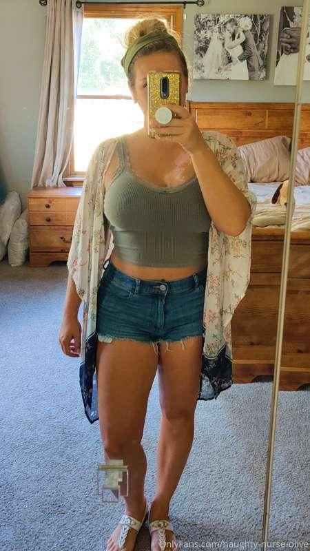 On Saturdays, I run errands with no bra 😏