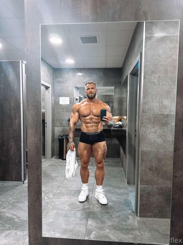 bigdannyflex image #0