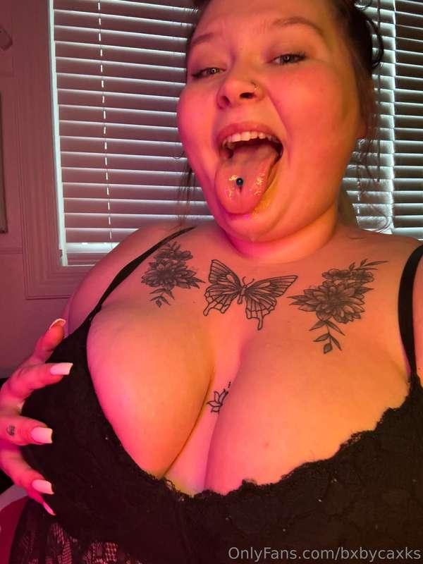Mhm I know you like the way I suck my fingers and stick them..