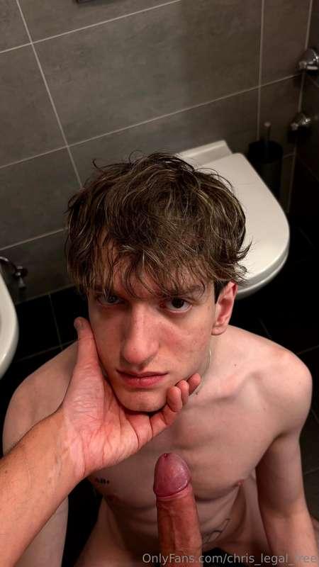 Hey there boyy 👀 Doesn't my twink @voldyp look cute when he'..