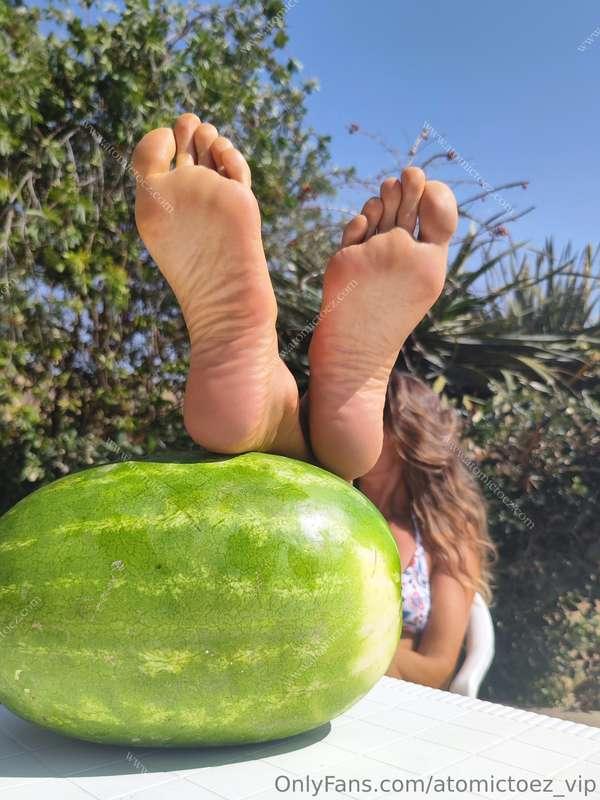 tell me you're envying this watermelon 🍉😏