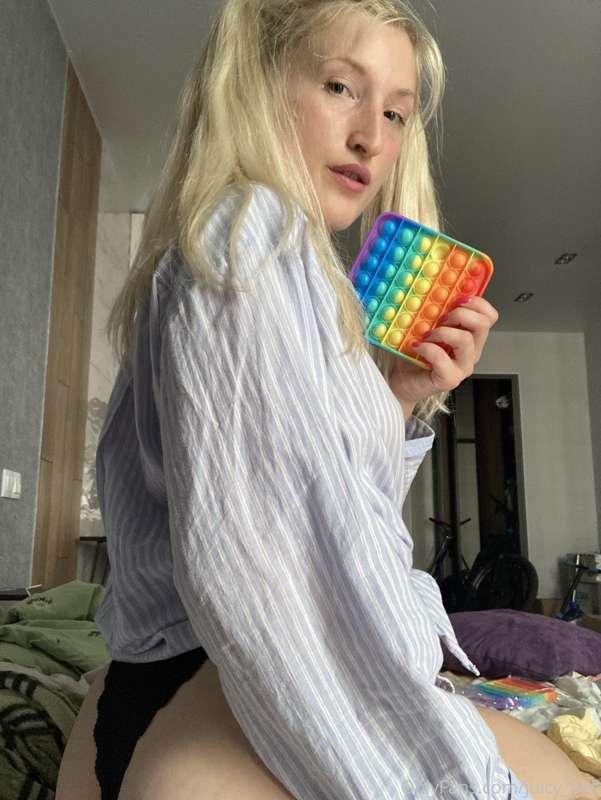 Oh pls daddy pop it💜💙💚💛🧡❤️💔 would you pop my button and make..