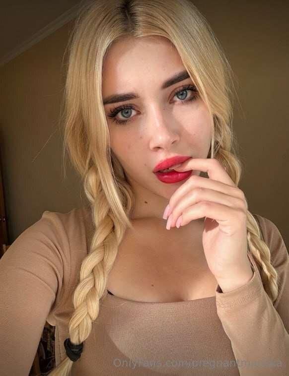 ✨ FREE SUBSCRIPTION ✨She looks innocent… but @juicyeella is ..