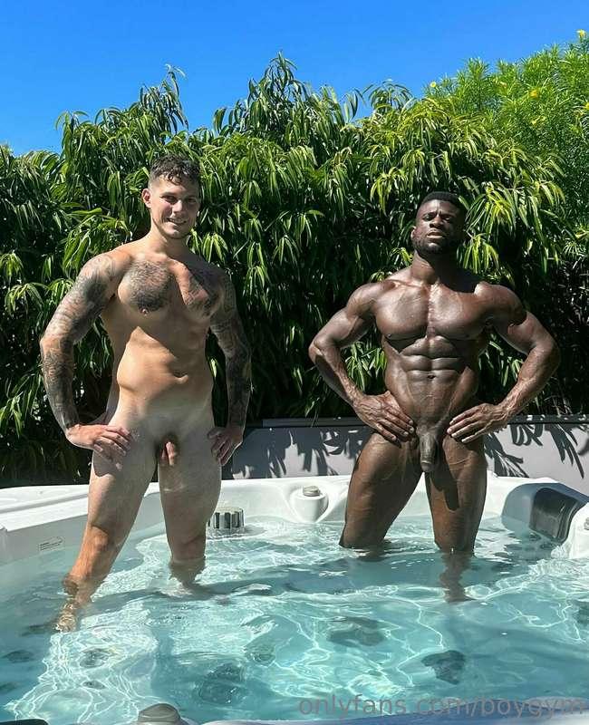 Me And My Muscle Friend Wet Our Muscles🔥

Ft: @danielshoneye
