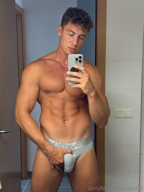Can’t help it if I’m packing. What would you do with it? 🍑💪