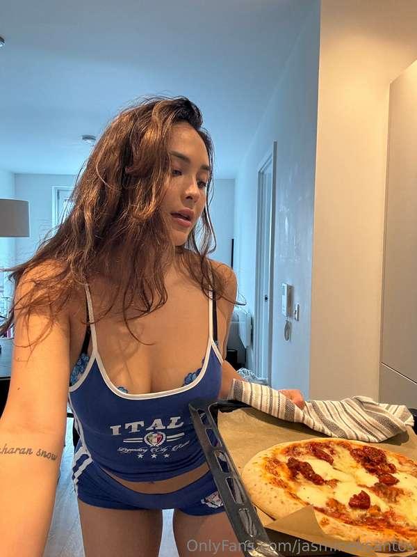 Who's having pizza for dinner? 😋