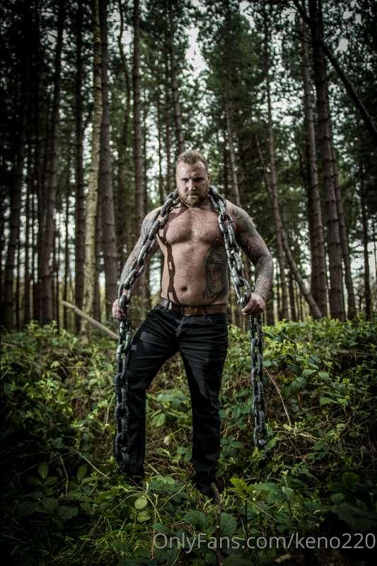 Keno chained woodland - photoshoot 2017