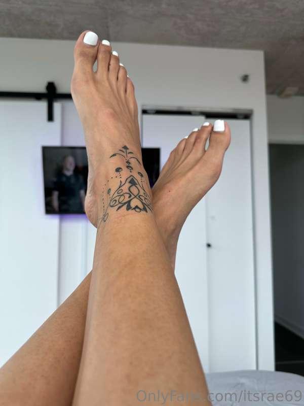 Wanna play with my toes... I am a little ticklish 🤭