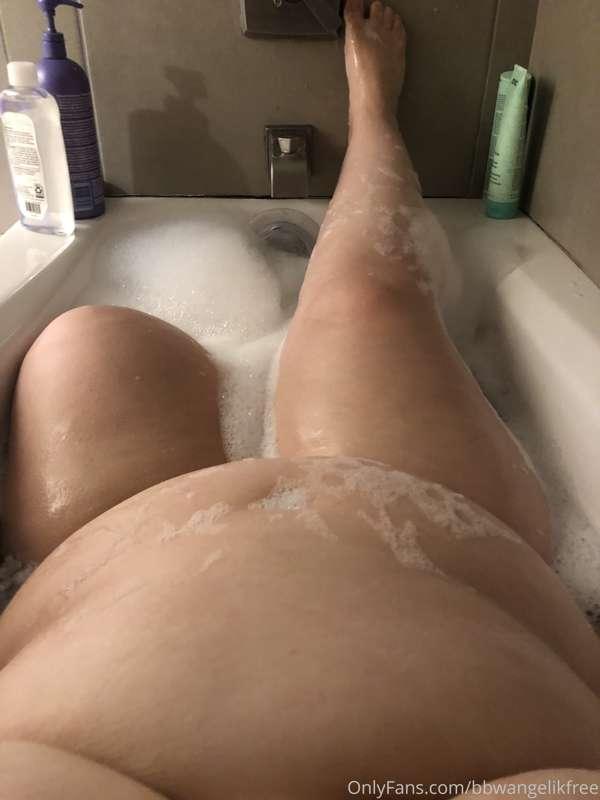come get wet and soapy with me 😍😋