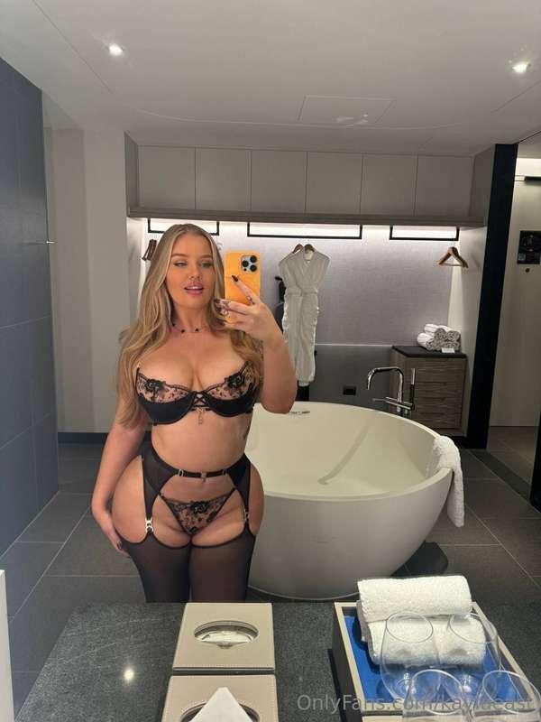 Would you like to have me as your dessert? 🍑