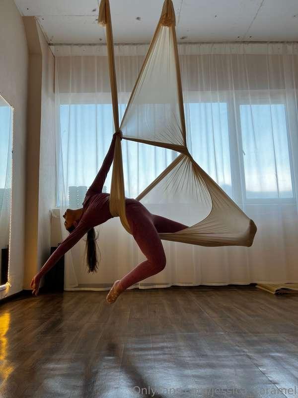 Brighten up your day with morning yoga! 🧘‍♀️🌞 Immerse yourse..