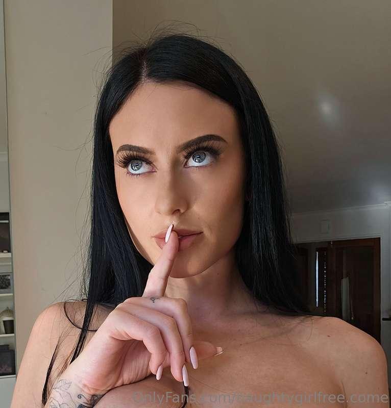 Wanna know my secret new content?😈Tip now and I'll Dm you no..