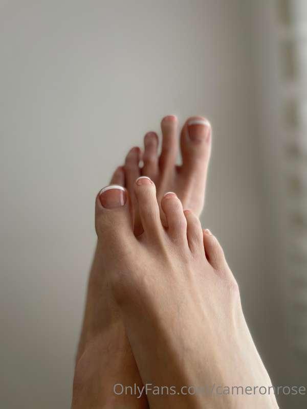 Happy Friday from my fresh piggies 🐷