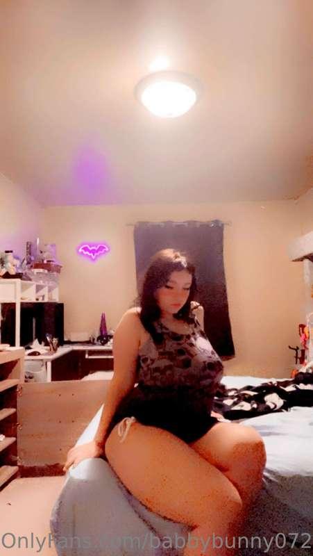 I need thigh kisses🥺🖤 any volunteers?