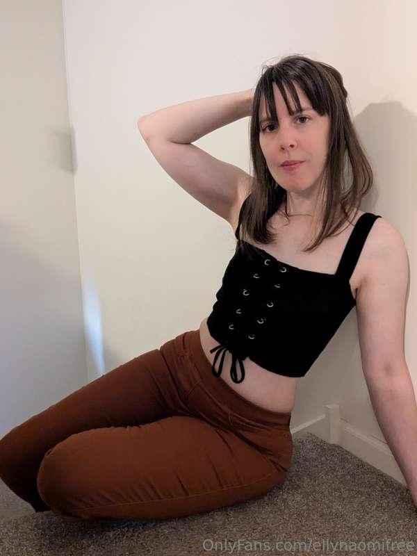 Showing off my body in a crop top, jeggings, and boots: http..