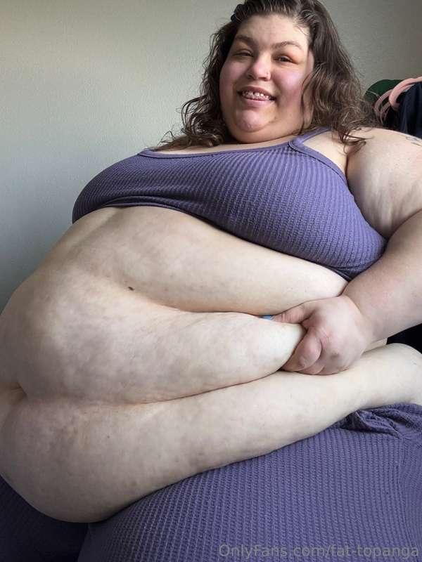 post-breakfast very full belly ready to be worshipped 😌