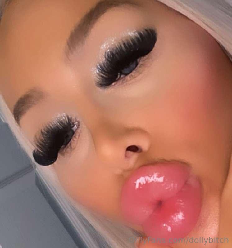 im spelling something with my fingers on my lips can I show ..